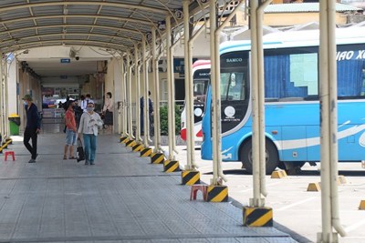 [Ảnh] Bến xe vắng khách sau lệnh dừng hoạt động vận tải hành khách đến 14 tỉnh thành