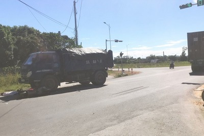 Nghệ An: Va chạm với xe tải, một phụ nữ điều khiển xe máy thiệt mạng