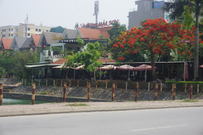 Phường Văn Quán, quận Hà Đông: Hàng quán chiếm dụng đường dạo ven hồ