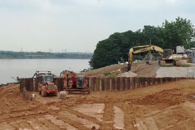 Khẩn trương khắc phục sự cố nứt đê sông Hồng tại Hà Nội