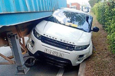 Tai nạn giao thông mới nhất hôm nay (17/6): “Siêu xe” Range Rover và container đâm nhau trên xa lộ Hà Nội