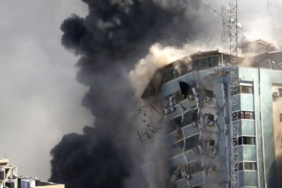 "Sốc và kinh hoàng" - hãng AP miêu tả giây phút Israel không kích tòa nhà trụ sở ở Gaza