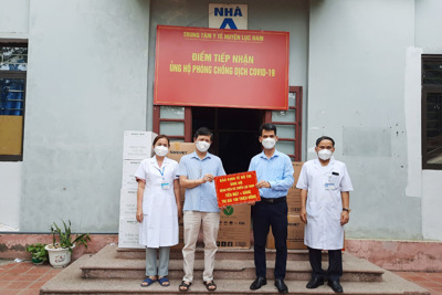 Báo Kinh tế & Đô thị trao quà ủng hộ phòng, chống dịch Covid-19 cho Trung tâm Y tế huyện Lục Nam (Bắc Giang)