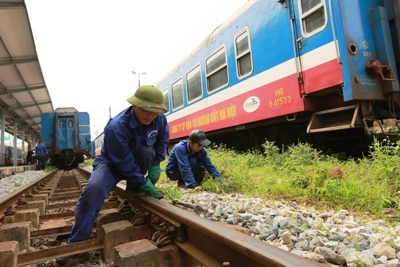 Ký xong hợp đồng bảo trì đường sắt: Mới giải quyết được phần ngọn