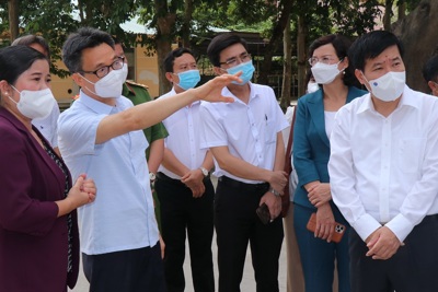 Phó Thủ tướng Vũ Đức Đam kiểm tra bệnh viện dã chiến huyện Đồng Phú, tỉnh Bình Phước