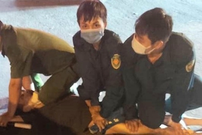 Hà Nội: Đối tượng mang theo ma túy, lao xe máy "thông chốt" kiểm soát dịch