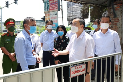 Chủ tịch UBND TP Hà Nội Chu Ngọc Anh kiểm tra phòng dịch tại chốt kiểm soát ra vào Thủ đô