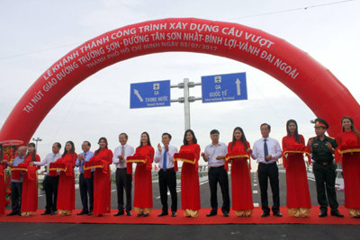 Khánh thành cầu vượt “giải cứu” kẹt xe cửa ngõ Tân Sơn Nhất