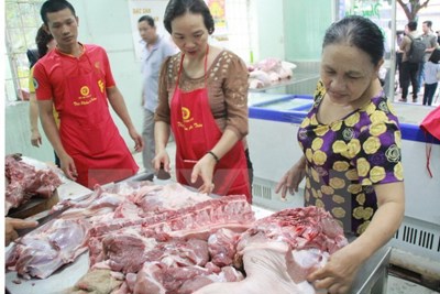 Giá thịt lợn tăng mạnh đẩy giá thu mua gia cầm nhích lên
