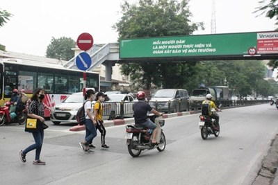 Hà Nội: Bỏ mặc cầu đi bộ, người dân vô tư di chuyển dưới lòng đường