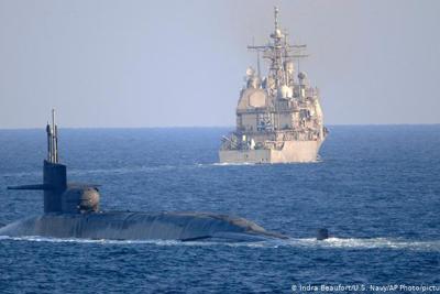 Tàu Mỹ nổ hàng chục phát súng cảnh cáo tàu quân sự Iran