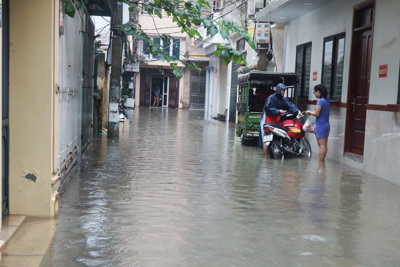 Tại phường Yên Hòa, quận Cầu giấy: Hàng trăm hộ dân sống chung với ngập lụt