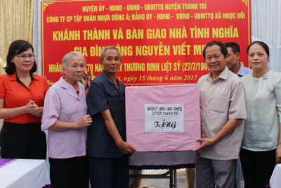Huyện Thanh Trì trao nhà tình nghĩa cho gia đình có công