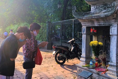 [Ảnh] Hà Nội: Sĩ tử cầu may bên ngoài cổng di tích trước ngày làm thủ tục dự thi