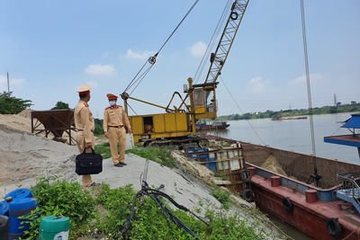 Hà Nội: Xử lý 7 bãi tập kết vật liệu xây dựng không phép ven sông Hồng