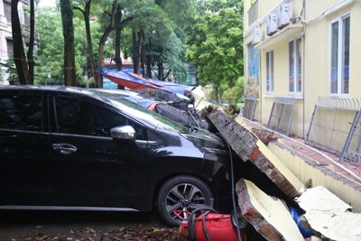 Hà Nội: Hoàn thành di dời 13 ô tô bị tường rào đổ sập ở Mai Dịch