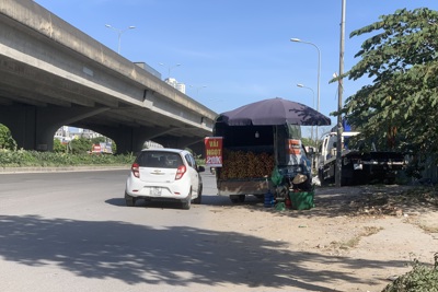 Nguy cơ lây lan dịch bệnh từ “chợ cóc” trên đường Nguyễn Xiển