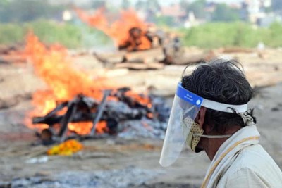 Ấn Độ: Hàng chục thi thể nghi nạn nhân Covid-19 trôi dạt vào bờ sông Hằng