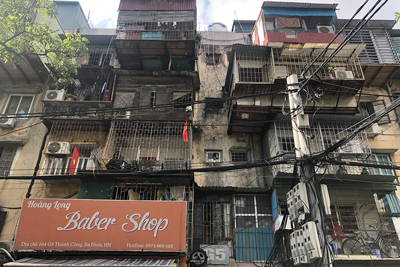Hà Nội: Cận cảnh 2 tòa chung cư cũ xuống cấp nguy hiểm cấp D