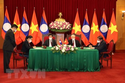 Lãnh đạo Việt - Lào chứng kiến Lễ ký kết văn kiện hợp tác giữa 2 nước