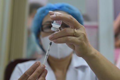 Thủ tướng kêu gọi ưu tiên vaccine Covid-19 cho TP Hồ Chí Minh, Hà Nội và tỉnh có nhiều KCN