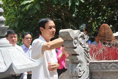 Đoàn đại biểu TP Hà Nội viếng mộ Đại tướng Võ Nguyên Giáp