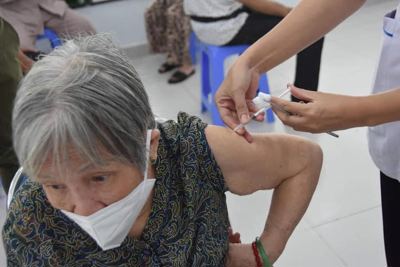 Người cao tuổi ở TP Hồ Chí Minh hồi hộp, xúc động khi được tiêm vaccine Covid-19
