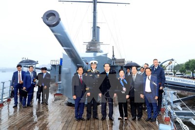 Chủ tịch nước và đoàn đại biểu Việt Nam thăm Chiến hạm Rạng Đông