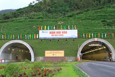 Mở lại trạm trung chuyển qua hầm Hải Vân