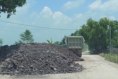 Huyện Ứng Hòa: Rủi ro giao thông, ô nhiễm môi trường vì xe chở đất