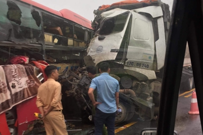 Xe khách đối đầu xe tải trên cao tốc Hà Nội - Lào Cai, 8 người bị thương