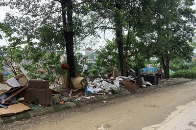 Khu đô thị Nam Xa La: Rác thải lấn vỉa hè, đổ thẳng xuống sông Nhuệ