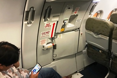 Cấm bay 9 tháng với hành khách tự ý mở cửa thoát hiểm