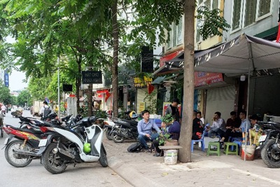 Hà Nội: Nhiều hàng quán vỉa hè phớt lờ quy định về phòng dịch Covid-19