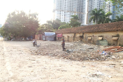 Vụ tập kết phế thải xây dựng trên vỉa hè tại phường Láng Thượng: Phường mong quận giải quyết dứt điểm