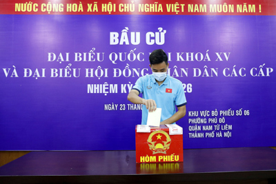 Các thành viên đội tuyển Việt Nam tham gia bầu cử trước ngày tranh vé dự World Cup 2022