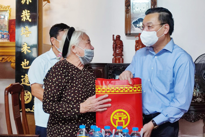 Chủ tịch UBND TP Hà Nội Chu Ngọc Anh thăm, động viên gia đình chính sách tiêu biểu
