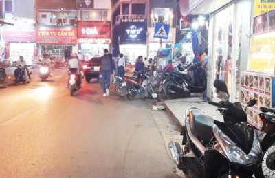 Xử lý vi phạm trật tự đô thị trên phố Tạ Quang Bửu