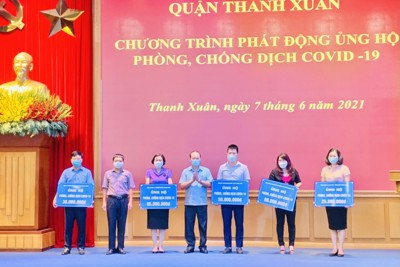 Quận Thanh Xuân: Vận động gần 300 triệu đồng ủng hộ phòng, chống Covid-19