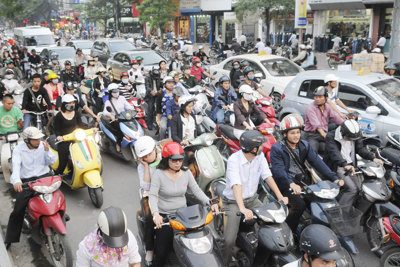 Giải tỏa áp lực cho hạ tầng giao thông tại Hà Nội: Kiên trì mục đích hạn chế xe cá nhân