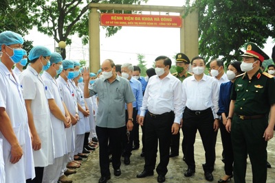 Chủ tịch nước Nguyễn Xuân Phúc thăm, động viên cán bộ, chiến sỹ, nhân viên y tế, khu dân cư “vùng xanh” tại Hà Nội
