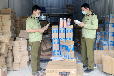 Quản lý thị trường Hà Nội tạm giữ hàng tấn nguyên liệu trà sữa để xác minh nguồn gốc