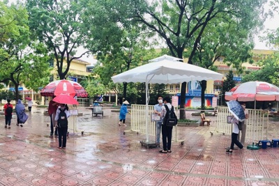 Quận Thanh Xuân: 17 thí sinh vắng mặt, hỗ trợ đồ cho thí sinh bị ướt