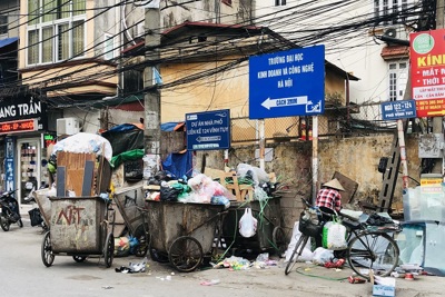 Ô nhiễm môi trường từ xe tập kết rác thải trong khu dân cư