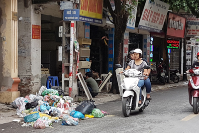 Hà Nội: Rác ngập các tuyến đường phường Tương Mai do sự cố thu gom