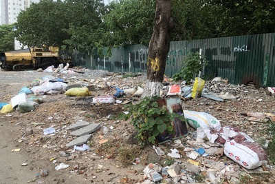 Quận Hoàng Mai: Nhếch nhác rác thải quanh dự án khu chung cư Đền Lừ III
