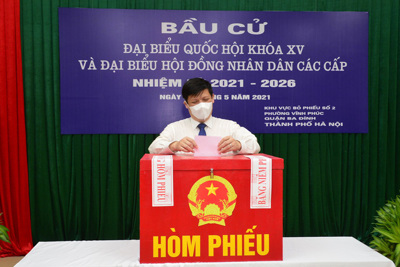 Bộ trưởng Bộ Y tế Nguyễn Thanh Long bỏ phiếu bầu cử tại quận Ba Đình