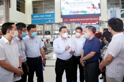 Chủ tịch UBND TP Hà Nội kiểm tra công tác phòng chống Covid-19 ở sân bay Nội Bài, bến xe Mỹ Đình