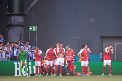 Tiền vệ Eriksen bị đột quỵ trên sân, Đan Mạch để thua Phần Lan tại EURO 2020