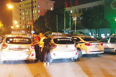 Taxi gây lộn xộn trước cổng Bệnh viện 108